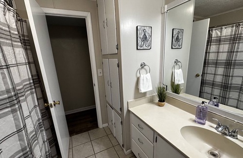 Lakeview  Jefferson County Casa | Affordable Luxury waterfront—Ideal work oasis central to SETX refineries!