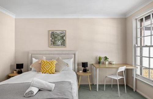 Pymble Casa | Affordable No-Frills Queen Room in Pymble - Shared Bathroom