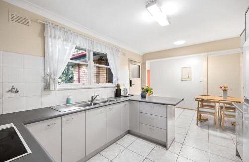 Pymble Casa | Affordable No-Frills Queen Room in Pymble - Shared Bathroom
