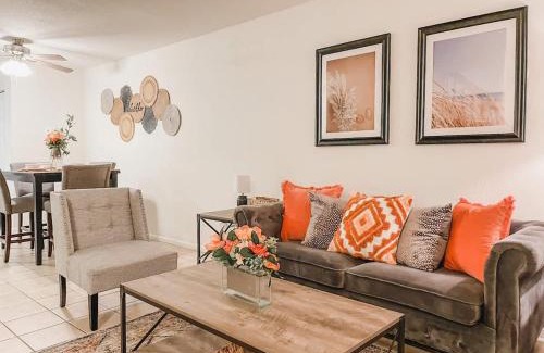 Tallahassee Casa | Affordable Retro Retreat 80s Townhome