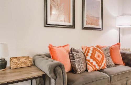 Tallahassee Casa | Affordable Retro Retreat 80s Townhome