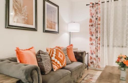 Tallahassee Casa | Affordable Retro Retreat 80s Townhome
