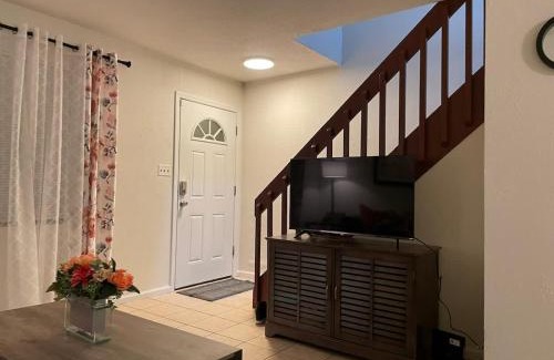 Tallahassee Casa | Affordable Retro Retreat 80s Townhome