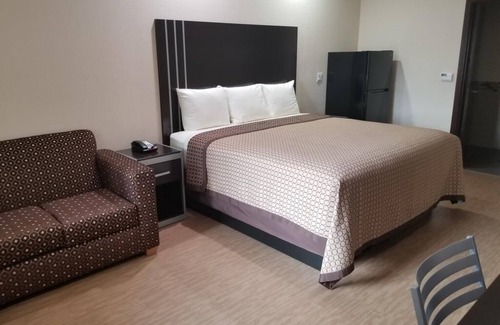 Bay City Hotel | Affordable Room w/ Complimentary Breakfast, Microwave, and Full-Size Fridge