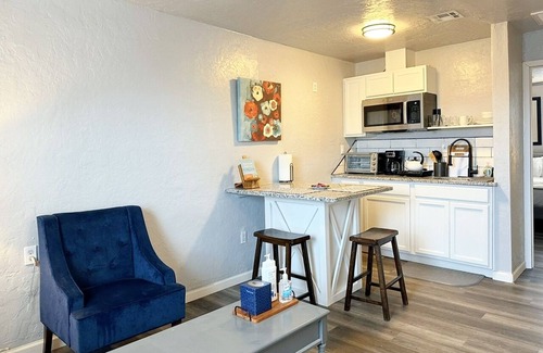 Central Oklahoma City Apartamento | Affordable OKC 1BR | Walk to Paseo Arts District w/ Full Kitchen and Smart TV#20B