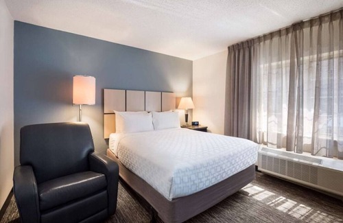 Libertyville Casa | Hotel Getaway in a Queen Studio Suite complete with Kitchen & Living Room