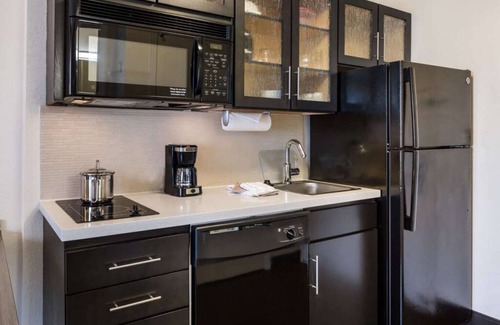Libertyville Casa | Hotel Getaway in a Queen Studio Suite complete with Kitchen & Living Room