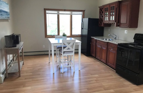 Mashpee Apartamento | Affordable Sunny Queen Studio Apartment with Private Entrance and Fast WiFi