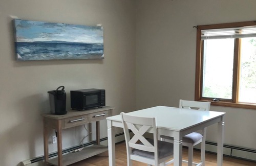 Mashpee Apartamento | Affordable Sunny Queen Studio Apartment with Private Entrance and Fast WiFi