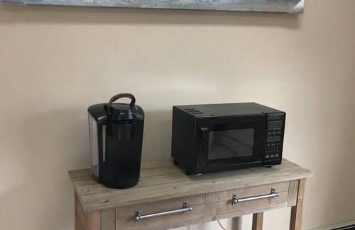 Mashpee Apartamento | Affordable Sunny Queen Studio Apartment with Private Entrance and Fast WiFi
