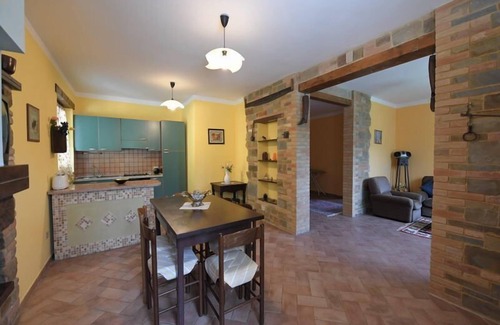 Sarnano Casa | Villa asequible con piscina privada semi-hundida y jardín cerca de Sarnano