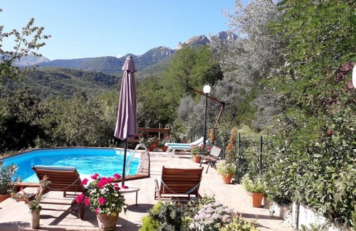 Sarnano Casa | Villa asequible con piscina privada semi-hundida y jardín cerca de Sarnano