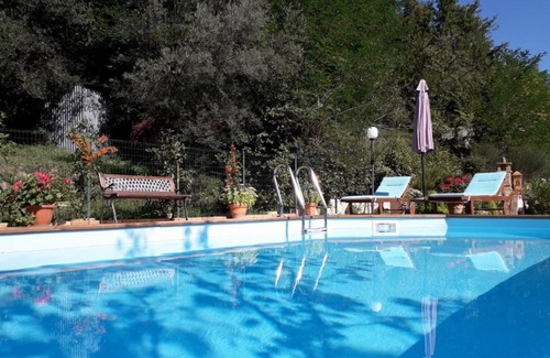Sarnano Casa | Villa asequible con piscina privada semi-hundida y jardín cerca de Sarnano