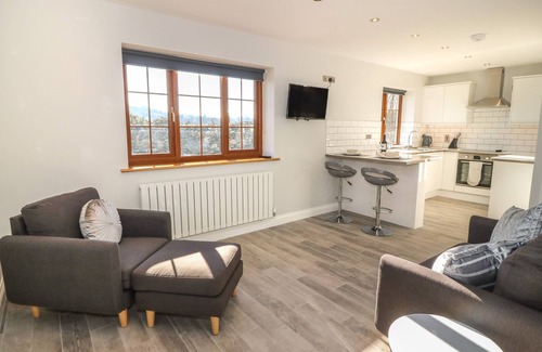 Llanrug Cabaña | AFON RHOS BACH, romantic, with a garden in Llanrug