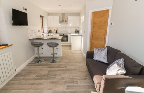 Llanrug Cabaña | AFON RHOS BACH, romantic, with a garden in Llanrug