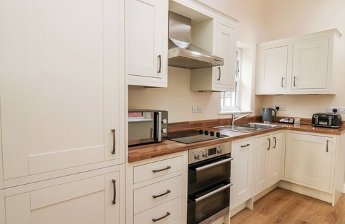Rhayader Cabaña | AFONWY HOUSE, pet friendly, with hot tub in Rhayader