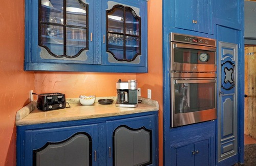 Southeast Springfield Casa | African Queen, Private Lake and Indoor Hot Tub on 4 acres