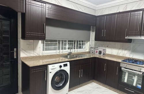 Freetown Apartamento | After 5 Apartment 2, 3 spacious en-suite bedrooms