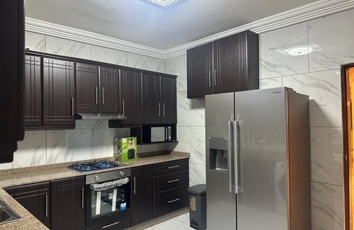 Freetown Apartamento | After 5 Apartment 2, 3 spacious en-suite bedrooms