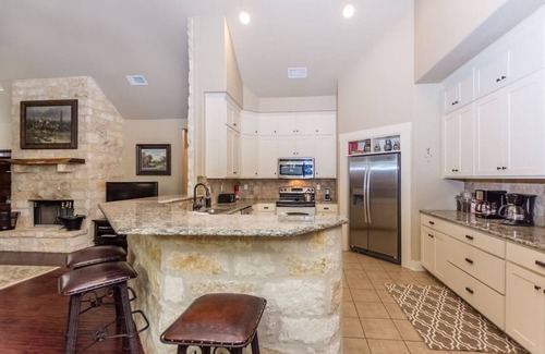 Fredericksburg Cabaña | Agape Volver Cottage capacidad para 5 a 8, la propiedad tiene capacidad para 14 a una cuadra de calle principal.