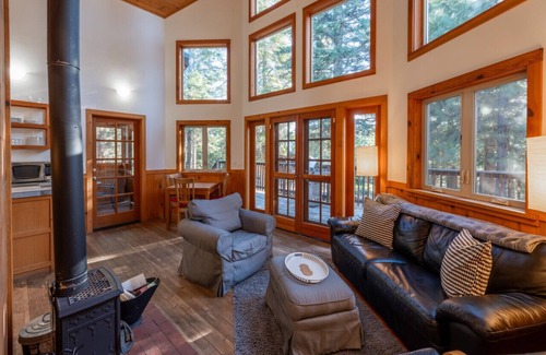 Ashland Cabina | Agate Flats Cabin w/ Jacuzzi and Wood Stove at Green Springs Inn
