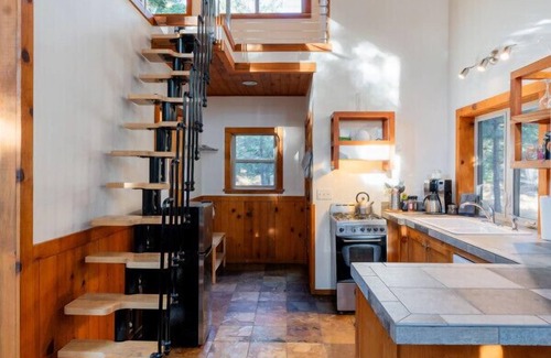 Ashland Cabina | Agate Flats Cabin w/ Jacuzzi and Wood Stove at Green Springs Inn