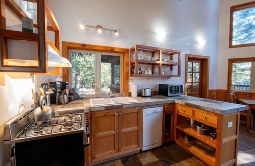 Ashland Cabina | Agate Flats Cabin w/ Jacuzzi and Wood Stove at Green Springs Inn