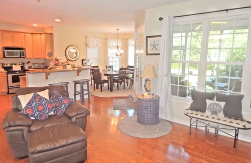 Hampstead Casa | Agave Palms On Gold Leaf-BeachLife,Private Large Backyard,Grill,FirePit + More!!