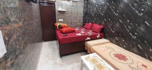 Lajpat Nagar Casa | Aggarwal guest house lajpat nagar, rooms with private kitchen Android tv wifi and fridge