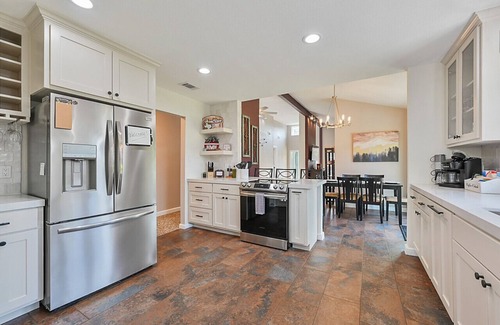 The Knoll Hotel | Aggie Fan Cave ~ Aggieland Vacation Rentals
