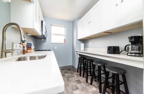 Central Northside Apartamento | -- AGH Walkable - Free Parking - Washer & Dryer --