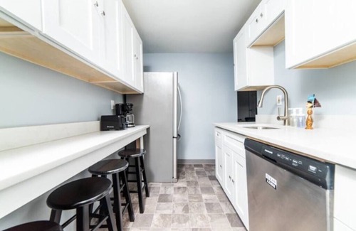 Central Northside Apartamento | -- AGH Walkable - Free Parking - Washer & Dryer --