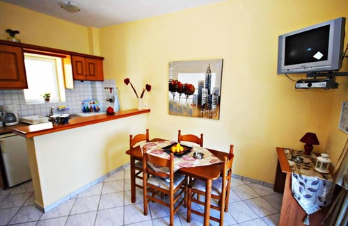 Agios Georgios Pagon Apartamento | Agios Georgios - 2 Beds - Sleeps 5 - Free Parking