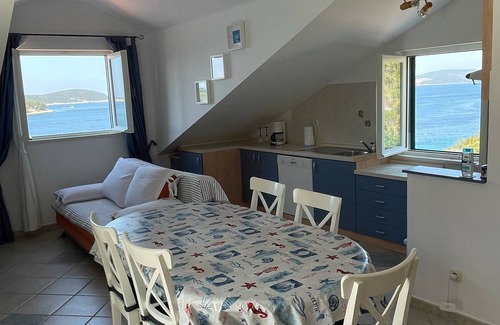Maslinica Apartamento | Agrimony penthouse in private stately villa