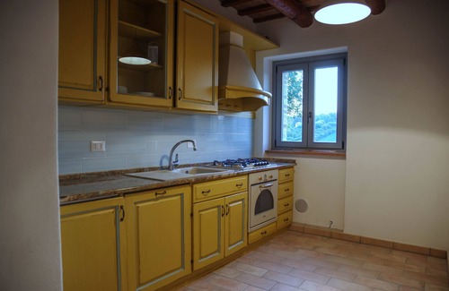 Petriolo Otro | AGRITURISMO IL MELOGRANO: Mateo apartamento con piscina y jardín