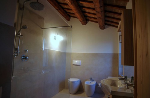 Petriolo Otro | AGRITURISMO IL MELOGRANO: Mateo apartamento con piscina y jardín