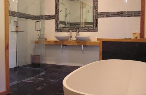 Totara Flat Cabina | Ahaura Lodge & Waterwheel Farm Stay