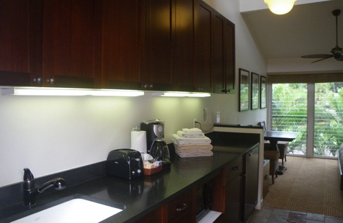 Historic Lahaina Front Street Apartamento | Estudio Aina Nalu, excelentes tarifas y ubicación, aire acondicionado y WiFi, 2 piscinas y jacuzzi