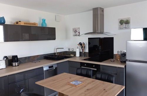 Saint-Cezaire-sur-Siagne Casa | AIR-CONDITIONED SELF-CONTAINED APARTMENT WITH PRIVATE GARDEN, RELAXATION AREA AND JACUZZI.