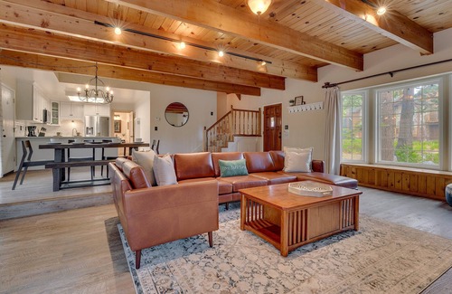 North Upper Truckee Casa | Air Conditioning, Outdoor Spa, 5 Mins to Heavenly/ Casinos/ Beaches: Little Bear Cabin