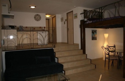 Pietracorbara Apartamento | Ofertas de alquiler de apartamentos con aire acondicionado LOFT, sitio tranquilo, playa de 1 km