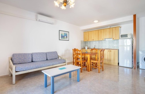 Cala Ferrera Apartamento | Apartamento con aire acondicionado, piscina, Wi-Fi, balcón y cerca de la playa.