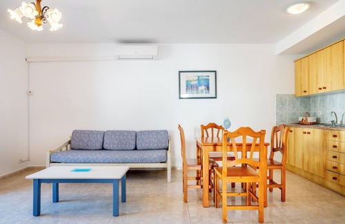 Cala Ferrera Apartamento | Apartamento con aire acondicionado, piscina, Wi-Fi, balcón y cerca de la playa.