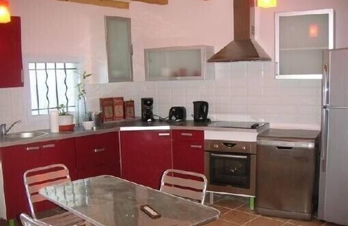 Eyragues Apartamento | Apartamento con aire acondicionado y piscina EYRAGUES en una exuberante vegetación