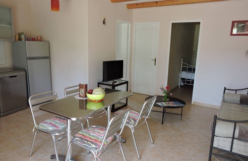 Eyragues Apartamento | Apartamento con aire acondicionado y piscina EYRAGUES en una exuberante vegetación
