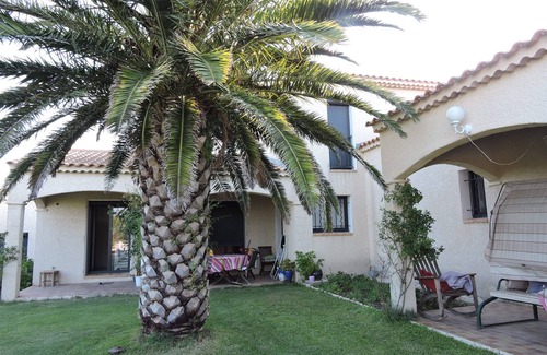 Eyragues Apartamento | Apartamento con aire acondicionado y piscina EYRAGUES en una exuberante vegetación