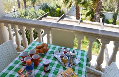 Roca Vecchia Apartamento | Air-conditioned Apartment Near The Beach With Spacious Balcony & Garden; Pets