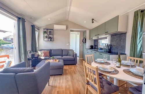 Municipality of Stichtse Vecht Alquiler De Eote | Air-conditioned chalet with waterside terrace