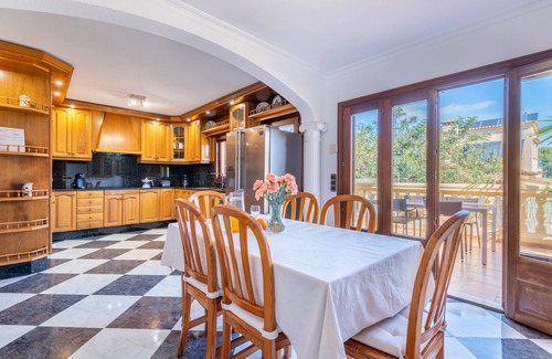 Pedruscada Villa | Casa rural climatizada con Wi-Fi, piscina, jardín, terraza y balcón