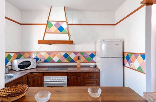 Zahora Casa | Casa de vacaciones con aire acondicionado, patio, piscina, Wi-Fi y césped